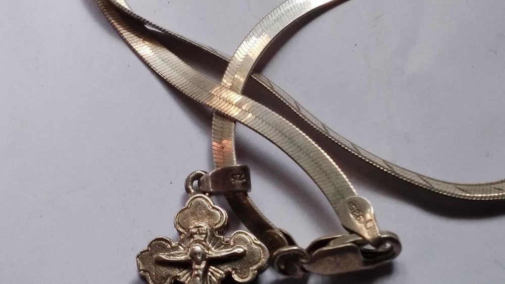 Сребърени кръст и елегантен сплескана плетка синджир с маркировки