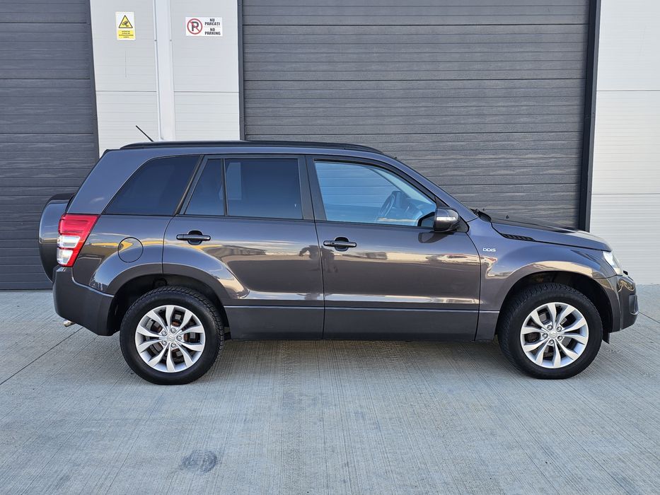 Suzuki grand vitara  An 2013 Motorizare 1.9 Diesel  4x4 cu reductor Navigație  Jante  Clima  Cârlig  Posibil Rate ***