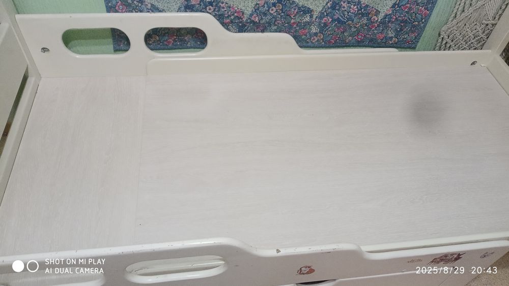 Кровать белая, дерево