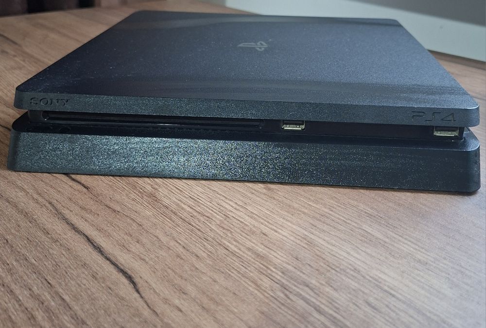 Playstation 4 БЕЗ ЗАРЯДНО, игри на диск и 1 джойстик