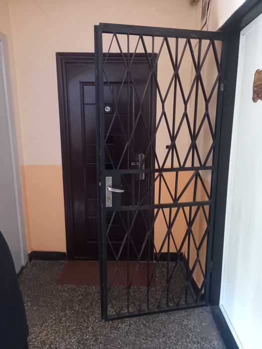 Метална входна врата