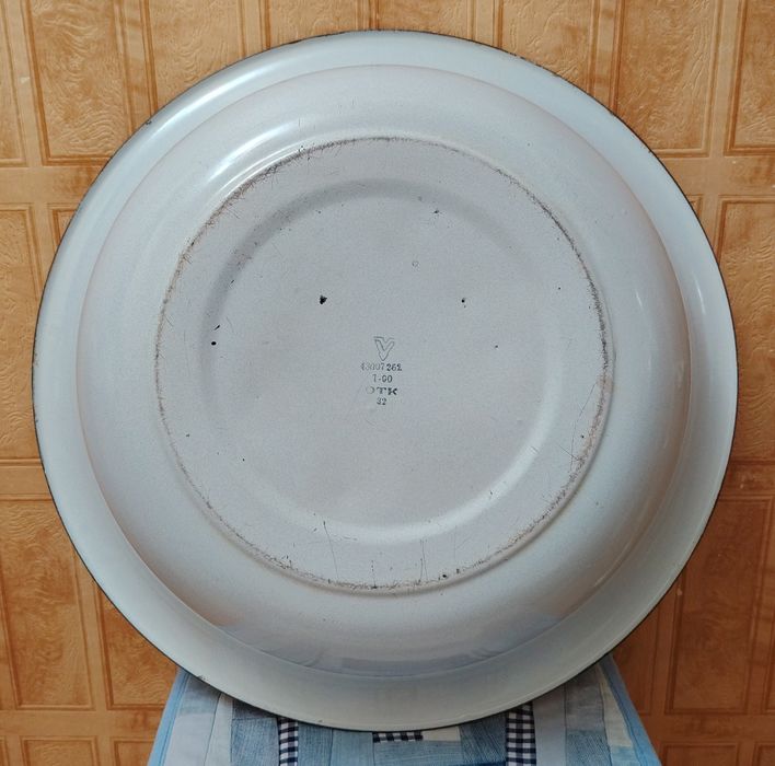 Продаю эмалированный таз на 12л