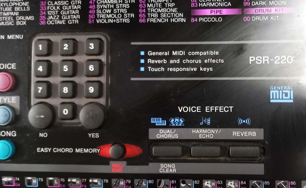 Синтезатор"Ямаха"PSR 220