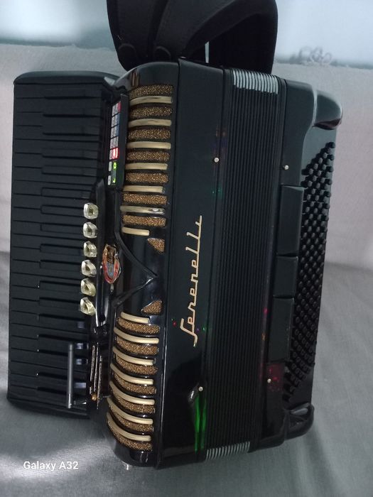 Vînd acordeon cu midi cu greutatea de 5kg cu cel mai nou sitem midii cu telecomanda verde cu wireless