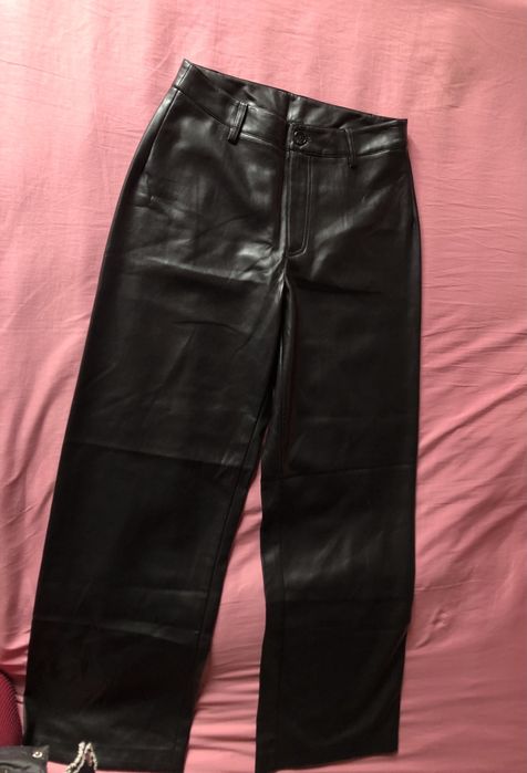 Vand pantaloni piele evazati marimea 38