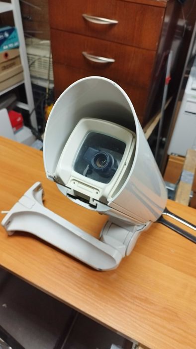 Кутия - кожух с камера за видеонаблюдение със стойка и отопление