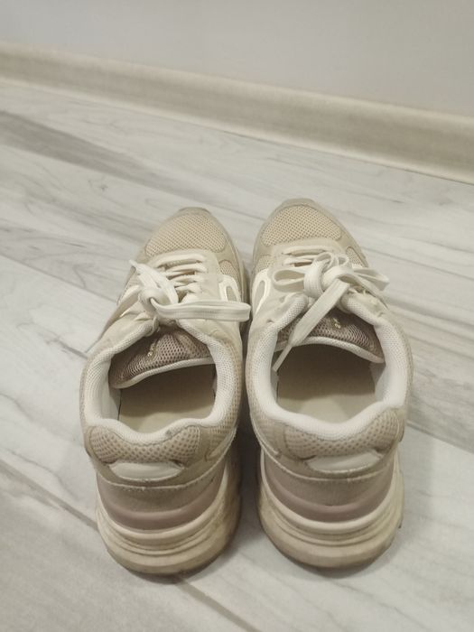 Дамски бежови маратонки Bershka