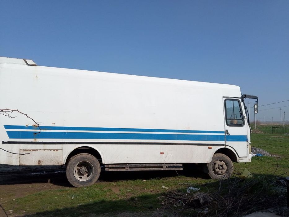 Грузовик автомобиль