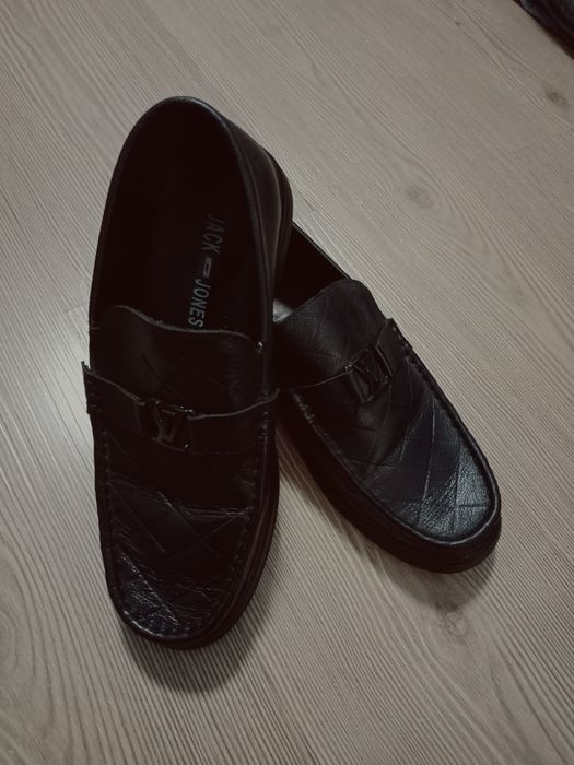 Продам 2 пары школьной кожаной  обуви в отличном состояние.