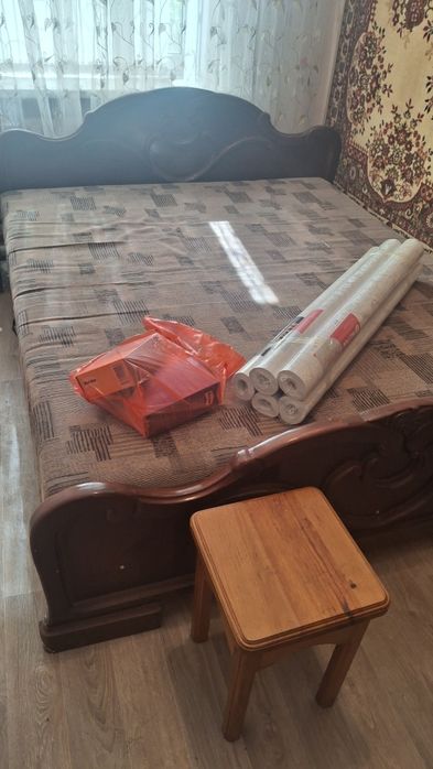 Кровать и шкаф .