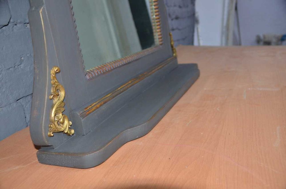 Зеркало винтажное в деревянной раме.