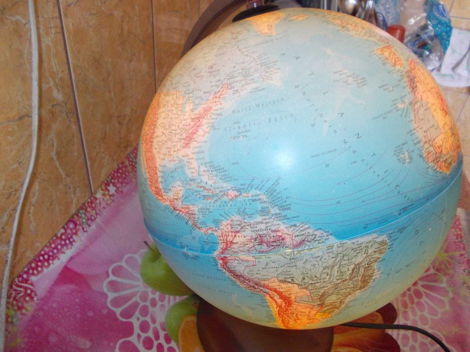 Glob pamantesc iluminat si veioza/ceas/telefon/ morisca si bibelouri