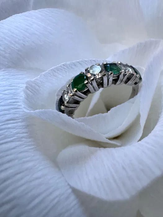 Set cercei și inele diamante și smaralde