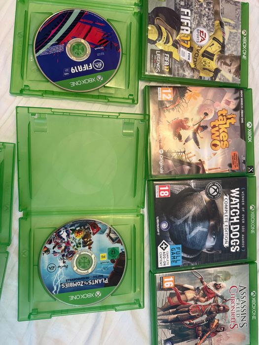 Vând X Box One S 1TB+19 jocuri