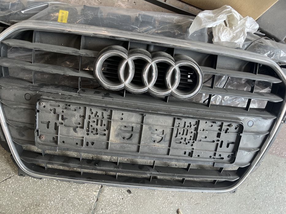 Grila fata audi a4 2013 -2015  cu mic defect care se poate repara