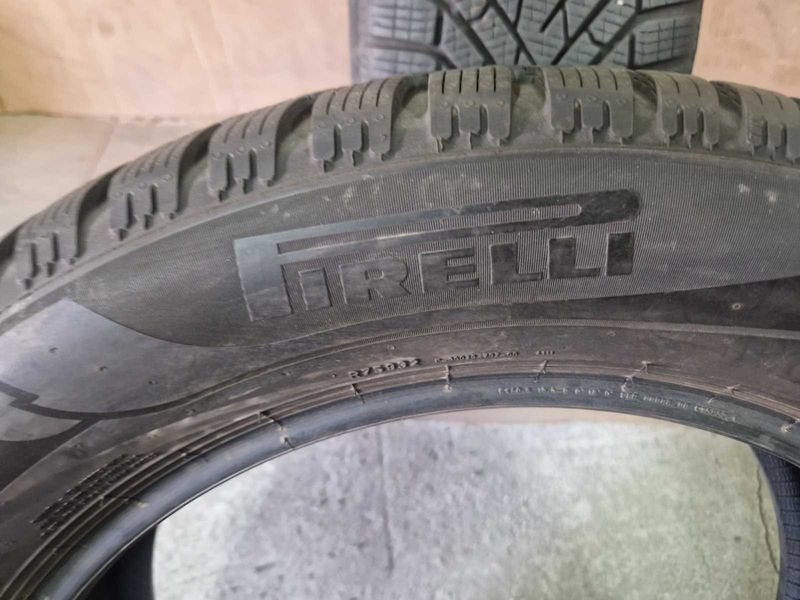 2 Pirelli R18 235/55
зимни гуми 
DOT2822