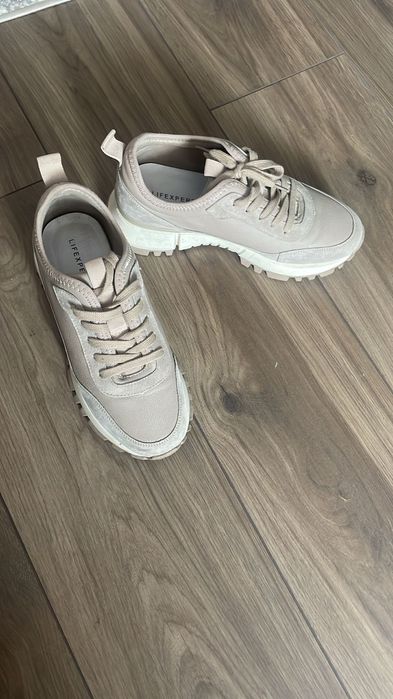 Кроссовки продам новые, размер 39 как на 38, мне малы, покупала за 26