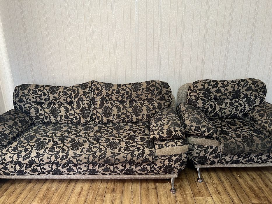 Продам диван с креслами