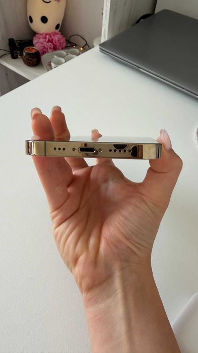 iPhone 13 Pro Gold, използван, но запазен. Върви с кабел за зареждане.