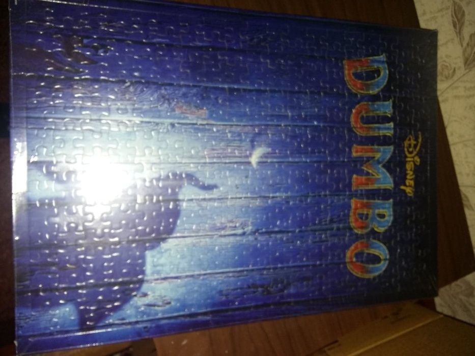 Продавам пъзел, карти за игра и значка „Дъмбо”