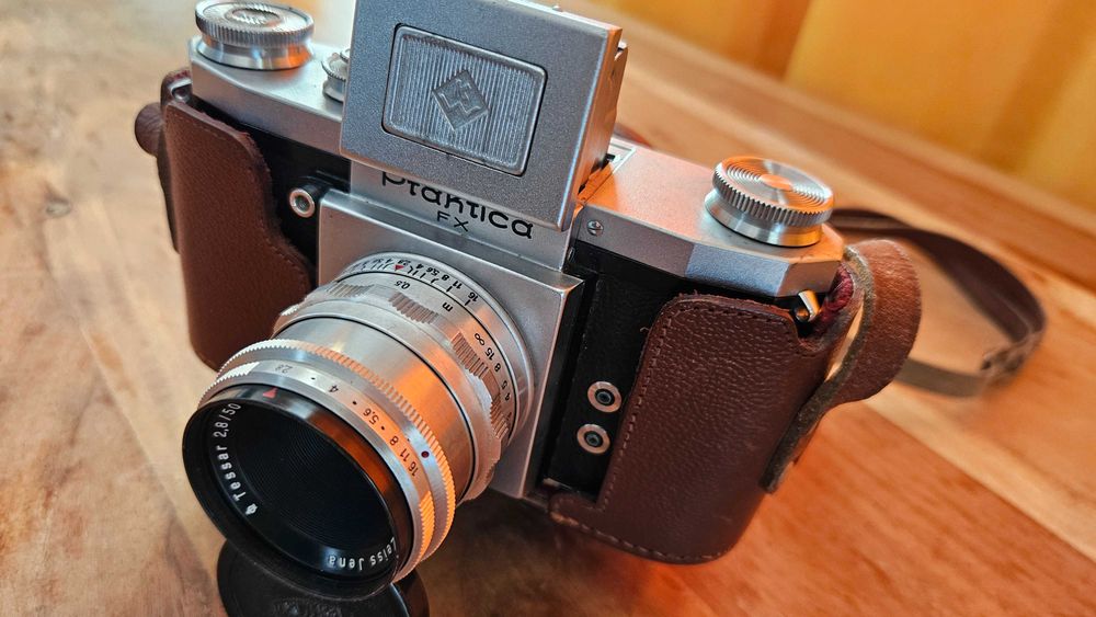 Aparate foto format mediu 6x6 și 35mm Yashica D, Pentacon six TL, Pentax K1000, Praktika FX, Rollei 35S, Lomo LCAE,