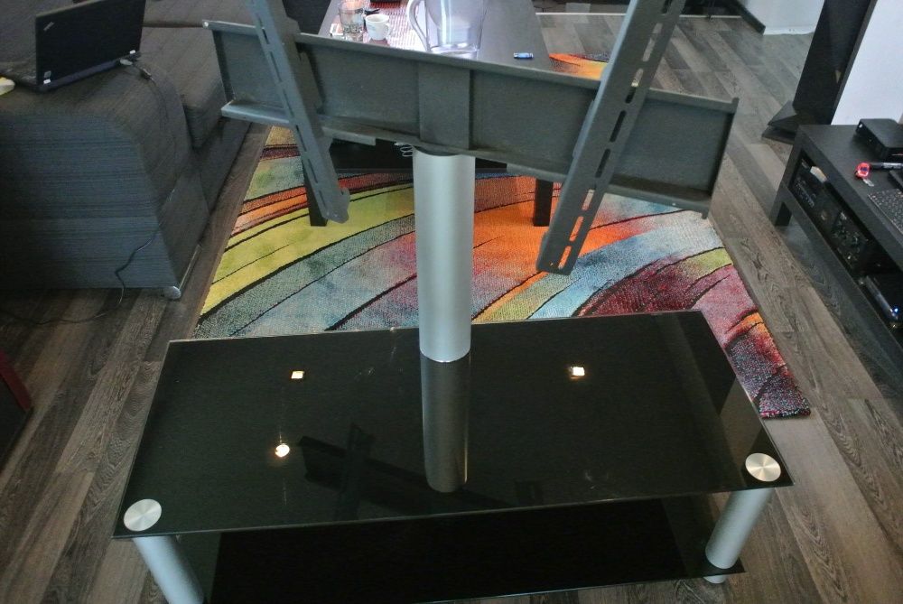 Фирмена стъклена маса за телевизор до 42 инча.