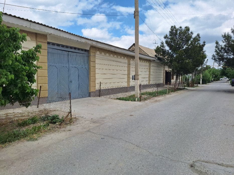 Обмен бор, Арзонга Эски шахарда Ховли сотилади, 3 хонали кв. Бартер бу