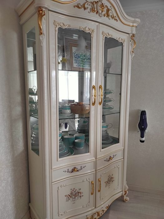 Продаю сервант .