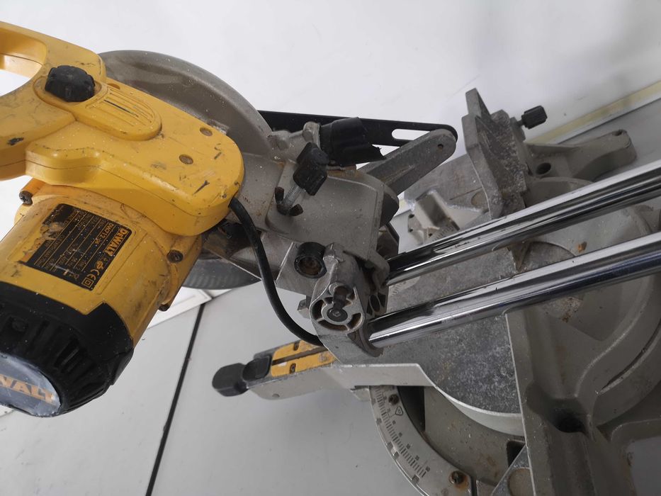 Циркуляр пендула - Dewalt 1600W / 216mm