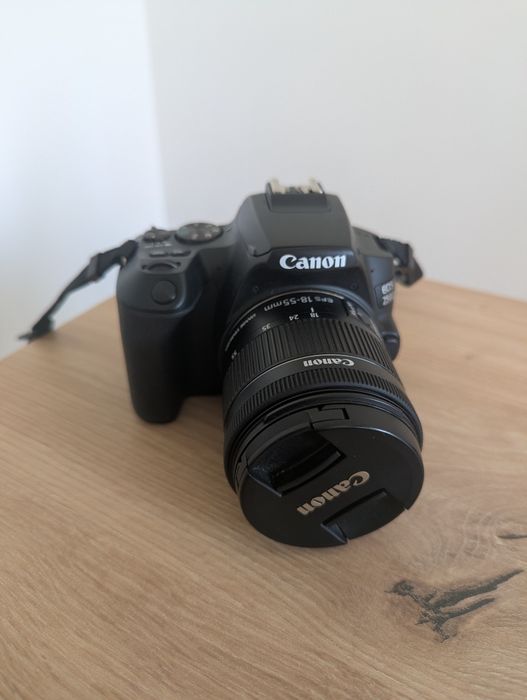 Фотоапарат Canon EOS 250D EF-S 18-55 IS STM Kit |  3050 кадъра