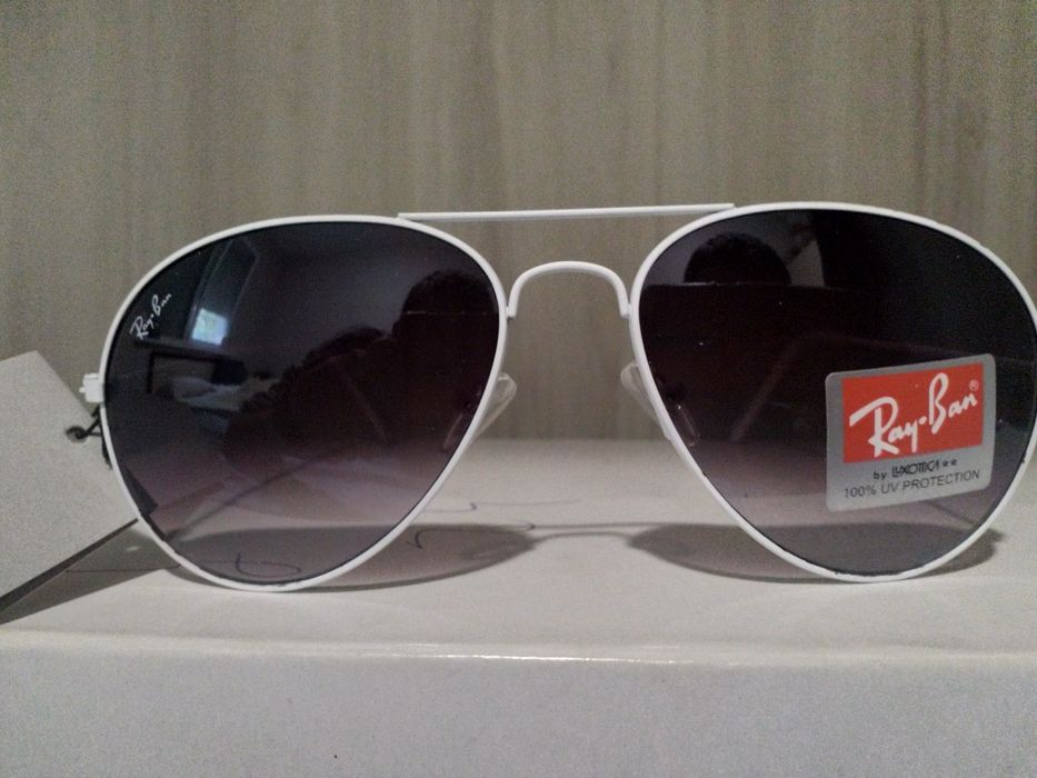 Продавам слънчеви очила