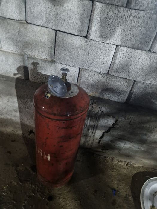 Газовый балон большой и есть маленький