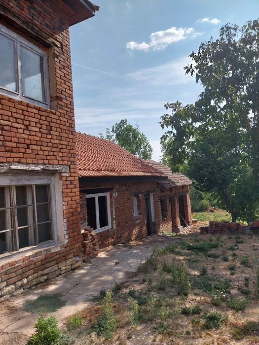 Продавам къща в с.Писарово общ.Искър обл Плевен на 2 етажа ,двор гараж