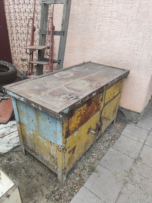 Продаю верстак стол