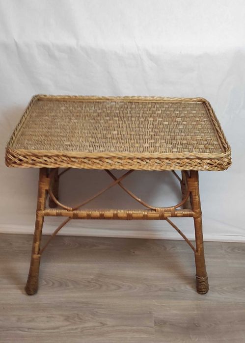 Mobiler de gradina din nuiele impletite.