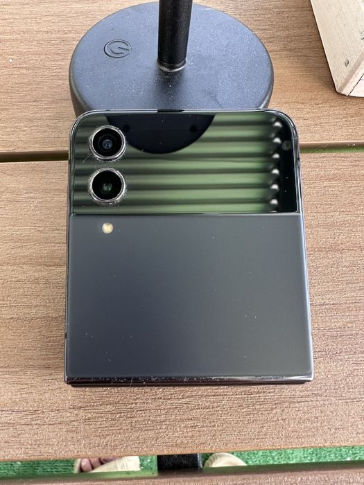 Samsung Galaxy Z Flip4 – stare impecabilă – baterie 96%