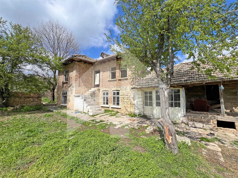 Продава тухлена селска къща в с. Мировци (общ. Нови пазар, обл. Шумен)