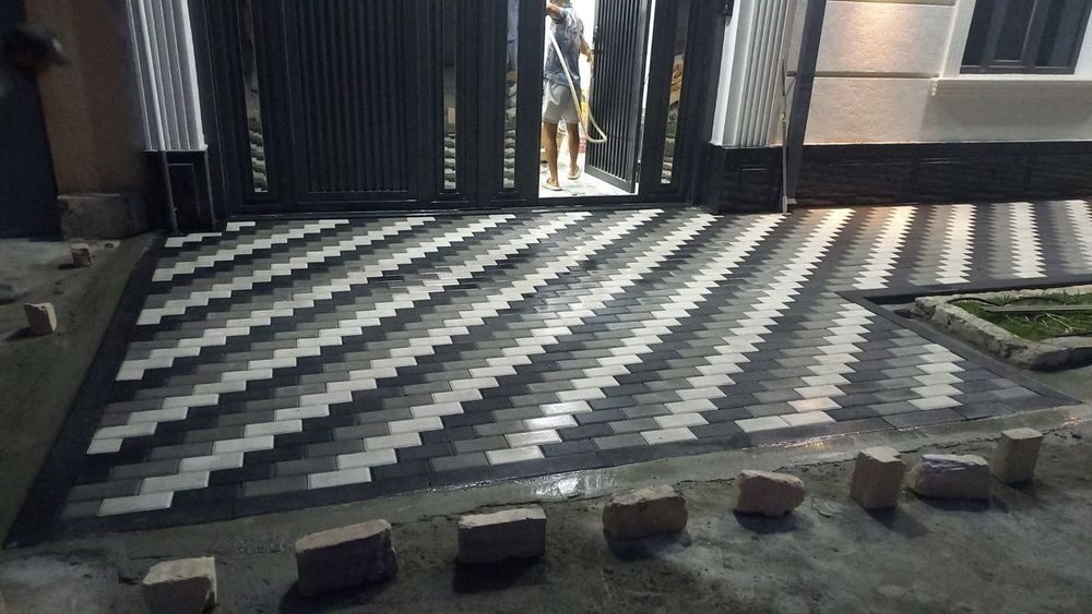 Брусчатка, тротуарная плитка, бордюры, лотки, крышки для лотков.