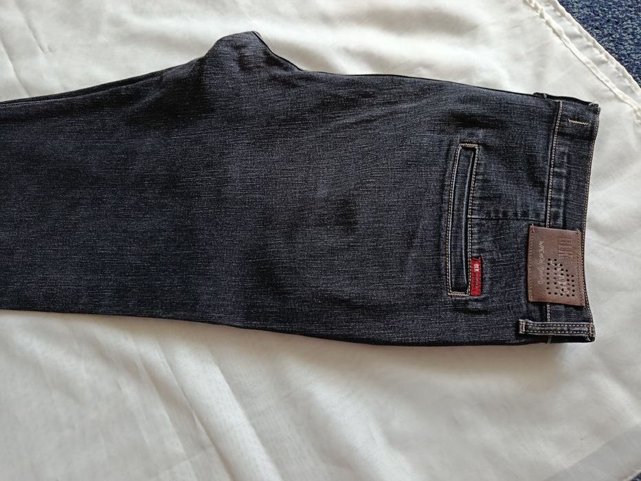 Продам джинсы ц 5000 тенге