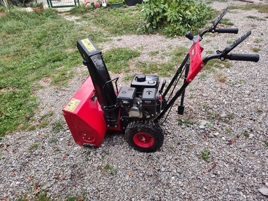 Самоходен бензинов снегорин HECHT 9555, 5.5 к.с., 56 см