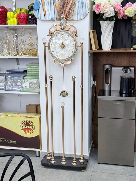 Напольные часы с декором из жемчуга и золотистыми стойками