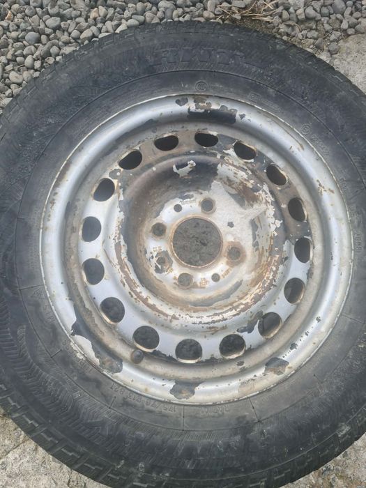 O roată de remorcuta auto