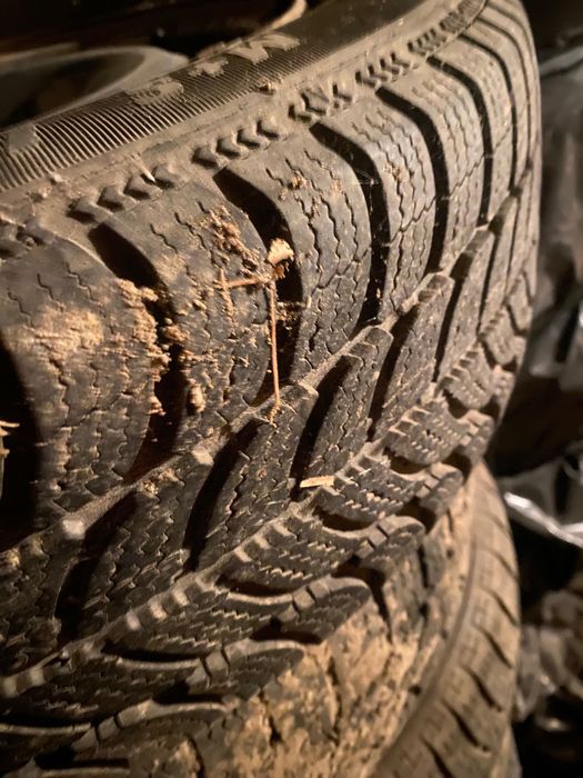 Vând două perechi de genți cu tot cu cauciucuri de iarnă 4 prezoane