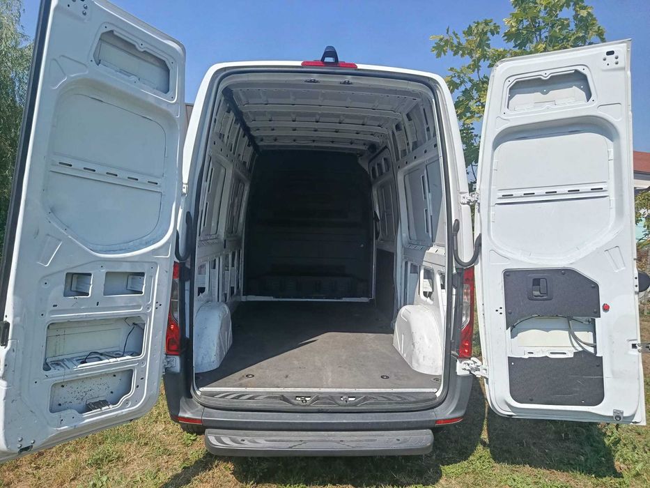 Mercedes eSprinter Generatia I, 2022, baterie: 47 KW, WLTP: 168km, 3,5 tone, 4 europaleti, 2+1 locuri, 22 000 km, 114 CP