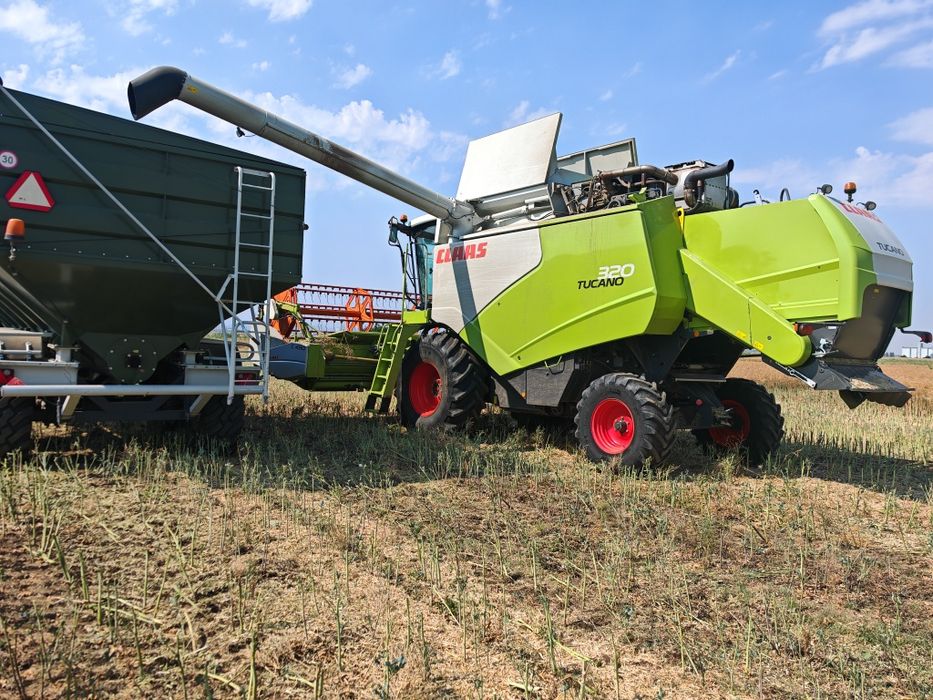 Combina Claas Tucano 320