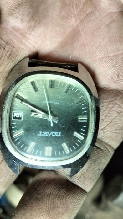 Часы прадаетца б у