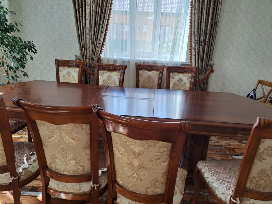 Стол и стулья для гостиной
