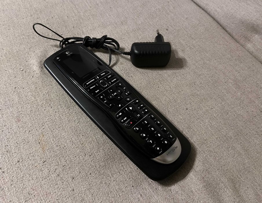 Telecomanda universala Logitech Harmony One cu dock