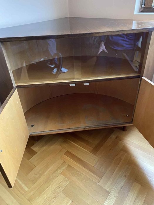 Ъглов шкаф за телевизор с витрина