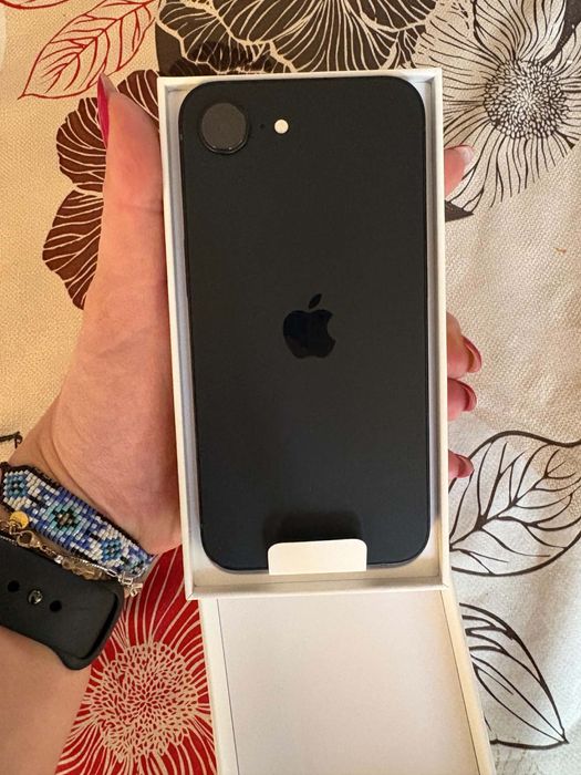 Нов Iphone 16 e
